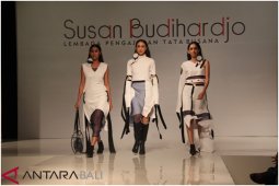 12 desainer murid Susan Budiharjo sajikan "Perfection" (video)