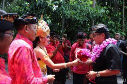 Bupati Badung serahkan sertifikat PTSL dan hibah