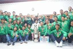 Juara Piala Soeratin, Risma Berikan Uang Pembinaan Pemain Persebaya U-17