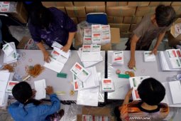KPU Tulungagung Mulai Sortir dan Lipat Surat Suara
