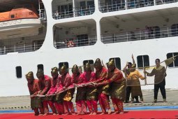 Tarian tradisional sambut kapaMS Seven Seas Mariner di Sabang