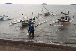 Musim Angin Barat, Nelayan Probolinggo Tetap Melaut Gunakan Alat Tangkap Bubu