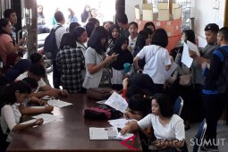 Mahasiswa antusias mengurus formulir pindah memilih