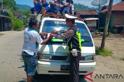 Polisi Batang Natal tegur pengemudi membawa anak sekolah bergantungan