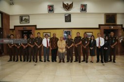 Dampingi Pengembalian Aset, Risma Berikan Penghargaan Kejari Surabaya dan Tanjung Perak