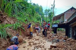 Longsor Terjang Akses Jalan di Blimbing-Kabupaten Kediri