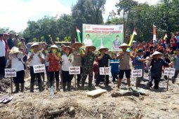 Plh Bupati Sanggau tanam perdana padi di Sungai Muntik