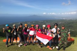 Aksi Atlet Paralayang GPPMP Semarakan 73 Tahun "Merah Putih"