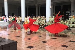 Tabuhan Rebana Ribuan Pelajar Jatim Sambut Khofifah-Emil di Masjid Al Akbar (Video)