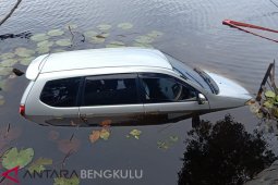 Pengemudi diduga ngantuk, mobil terjun ke Danau Dendam