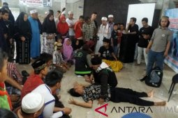 Menangis hingga kesurupan warnai ruqyah akbar di Labura