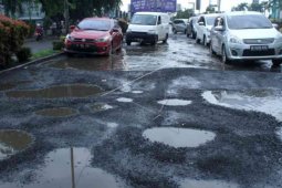 Jalan KH Noer Ali Bekasi diperbaiki, pengendara diminta bersabar