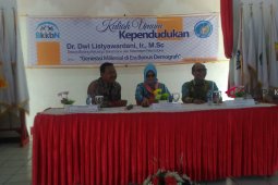 Mahasiswa IPDN Kalbar menerima materi strategi pembangunan penduduk