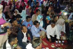 Sandiaga nonton bareng debat warga beralaskan terpal