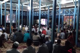 Ratusan warga Panyabungan Timur nonton bareng debat capres gunakan layar tancap