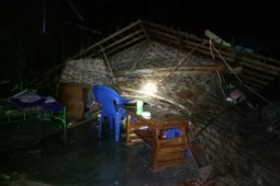 Hujan disertai angin akibatkan sejumlah rumah roboh