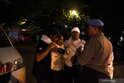 Polisi barikade  lokasi sumber ledakan di parkir timur Senayan