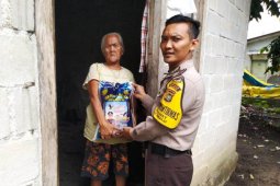 Polsek Sungailiat salurkan 30 paket sembako