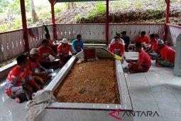 Komunitas sepeda ziarahi makam Cut Meutia