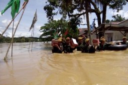 Satu peleton Yonarmed bantu korban banjir di Landak