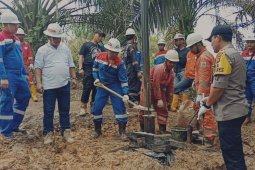 Pertamina  dan polisi tutup 25 sumur minyak ilegal di Batanghari (video)