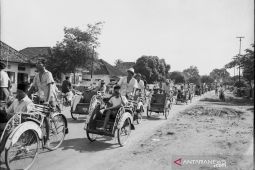 Bandung Baheula 1958: "Isteri Gubernur" dan isteri Gubernur di kantor polisi