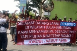 Pendukung Jokowi "Sambut" Kedatangan Prabowo di Kawasan Bulak Surabaya (Video)