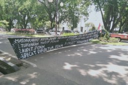 Pendemo kenaikan tarif PDAM blokade jalan di Telanaipura
