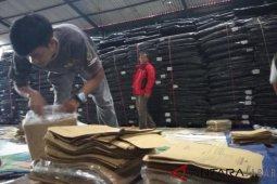 Petugas KPU Garut menemukan Kotak Suara rusak