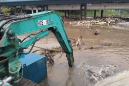 Bersihkan Sampah Kali Surabaya, PJT I Operasionalkan Ekskavator