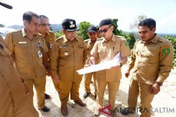 Bupati Tinjau Jalan Tembus Pengadan-Karangan, Pangkas Jarak 70 Jadi 6 km