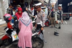 Petugas angkut paksa kendaraan yang parkir sembarangan di Garut