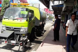 Mobil penyedot debu milik Dinas Lingkungan Hidup difungsikan
