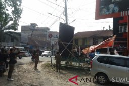Bawaslu Labura lakukan penertiban APK serentak