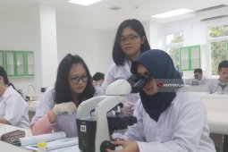 Mahasiswa Ubaya Deteksi Bakteri TBC Lewat Praktik BTA