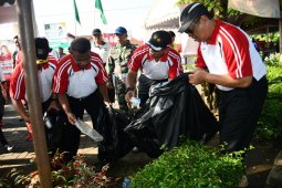 Warga Tulungagung Gotong-royong Bersihkan Sungai Ngrowo