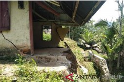 Warga Angkola Barat berharap mushola rusak dapat diperbaiki