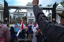 Masyarakat dan mahasiswa demo tuntut penutupan PLTU batu bara