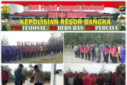 Personel Polisi Bangka bersih sampah Pantai Matras
