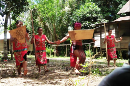 Kemenbudpar Kunjungi Tari Mualang Ngajat Lesong di Maboh Permai