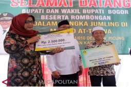 Ade Yasin bantu Masjid At-Taqwa Pamijahan Rp52,5 juta