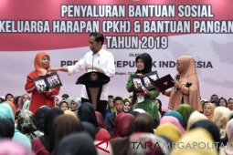 Presiden Serahkan Bantuan PKH dan Pangan