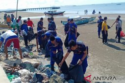Satpolairud clean up Pagatan Bahari Beach