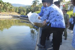 Bupati Tebar 30 Ribu Benih Ikan Di Taman Taqwa