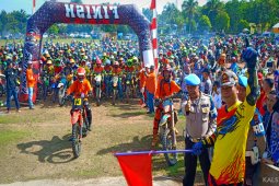 Seribu rider millennial meriahkan "One Day Latber Adventure Trail"