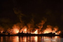 Kapal pembawa BBM terbakar di Kalbar