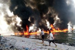 Kapal muat bahan pokok dan BBM terbakar