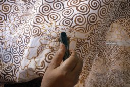 Kendala Regenerasi Perajin Batik Tulis
