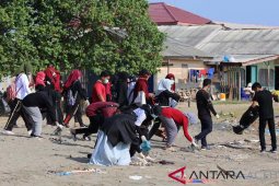 Mahasiswa punguti sampah di Pantai Lhokseumawe