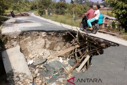 Masyarakat desak Pemkot Pematangsiantar perbaiki jalan amblas